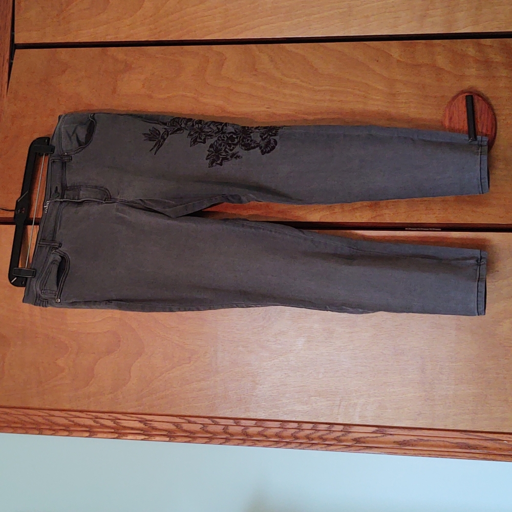 Sz 16 New York & Co Grey embroidered Skinny Jeans